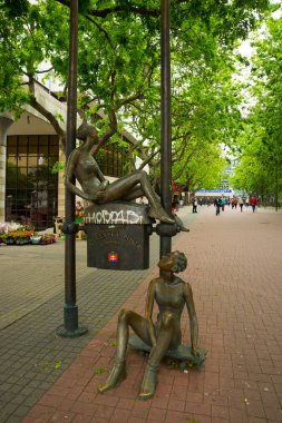 Bratislava, Slovakya: ilk Slovak posta kutusunu işaretleyen heykel. İki kız heykeli - postanede çalışan postacı.