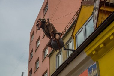 Bratislava, Slovakya: Binanın çatısında olağandışı heykel - özünde Baron Munchausen için bir anıt.