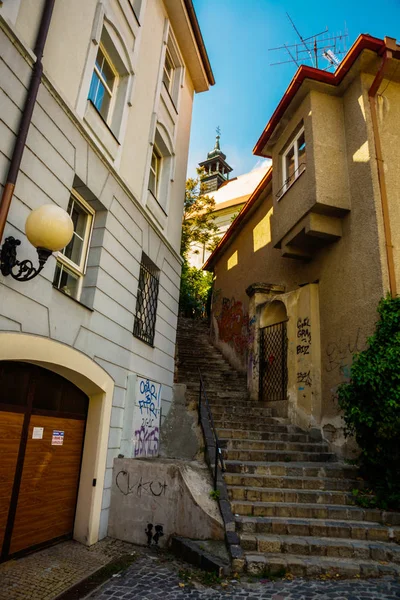 Bratislava, Slovakien: vacker gata med hus i gamla stadsdelen i Bratislava. — Stockfoto