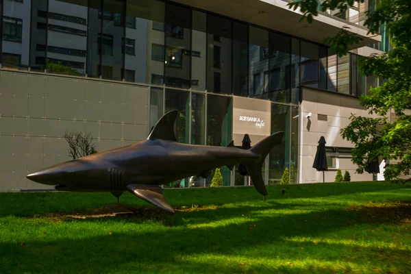 Bratislava, Eslovaquia: Tres tiburones financieros y el parque urbano. La escultura de un pez es un monumento inusual de un tiburón . — Foto de Stock
