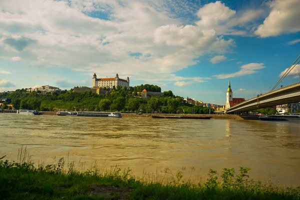 Vista sobre el castillo de Bratislava, la Catedral de San Martín y el casco antiguo sobre el río Danubio en la ciudad de Bratislava, Eslovaquia — Foto de Stock