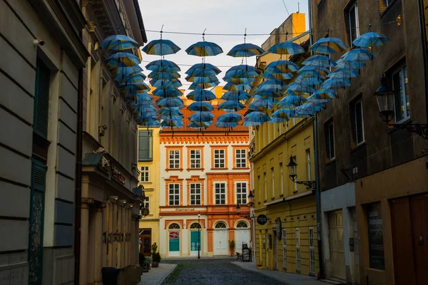 ブラチスラバ、スロバキア:夕方の旧市街の通り、装飾のための傘の多くのトップ. — ストック写真