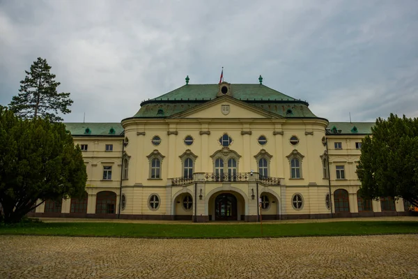 Bratislava, Eslováquia: Palácio Episcopal de Verão. Belo edifício histórico em Bratislava — Fotografia de Stock