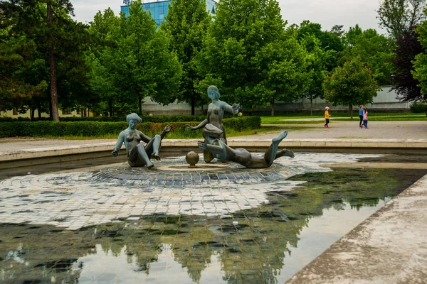 Presidential palace gardens with young girls sculpture, Bratislava, Slovakia. Prezidentsky palac — Stock Photo, Image