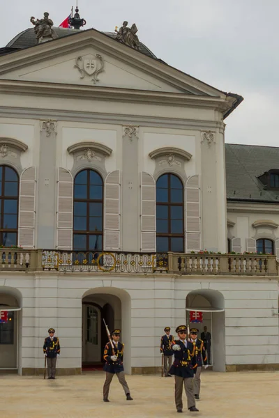 BRATISLAVA: ceremonias militares tradicionales del cambio de guardia en el GRASSALKOVICH PALACE, palacio presidencial en Bratislava, Eslovaquia . — Foto de Stock