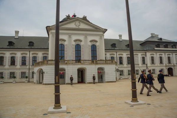 Bratysława: tradycyjne ceremonie wojskowe zmiany Gwardii w pałacu Grassalkovich, Pałac Prezydencki w Bratysławie, Słowacja. — Zdjęcie stockowe