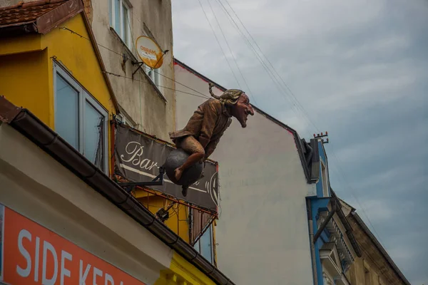 Bratislava, Slowakei: ungewöhnliche Skulptur auf dem Dach des Gebäudes - im Kern ein Denkmal für den Freiherrn Münchhausen. — Stockfoto