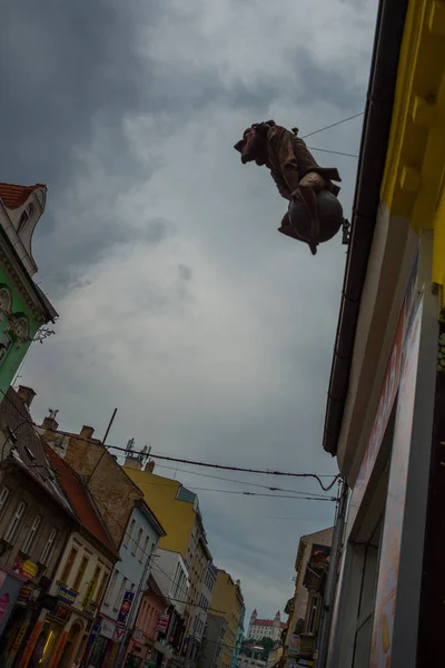 Bratislava, Slowakei: ungewöhnliche Skulptur auf dem Dach des Gebäudes - im Kern ein Denkmal für den Freiherrn Münchhausen. — Stockfoto