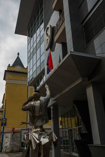 Bratislava, Eslováquia: Monumento da orelha no edifício moderno. Esta escultura é feita em honra do ator, humorista e cantor eslovaco Julius Satinsky . — Fotografia de Stock