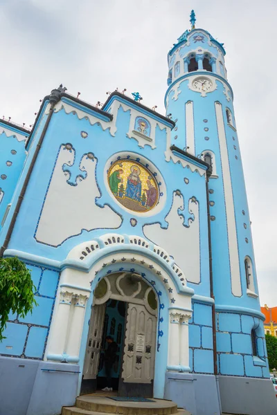 A Igreja de Santa Isabel, comumente conhecida como Igreja Azul, é uma igreja católica secessionista húngara localizada na parte oriental da Cidade Velha em Bratislava, Eslováquia. — Fotografia de Stock
