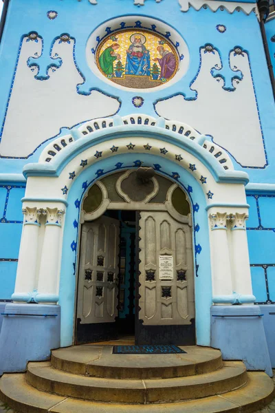 La Iglesia de Santa Isabel, comúnmente conocida como Iglesia Azul, es una iglesia católica de estilo Art Nouveau ubicada en la parte oriental del casco antiguo de Bratislava, Eslovaquia. — Foto de Stock