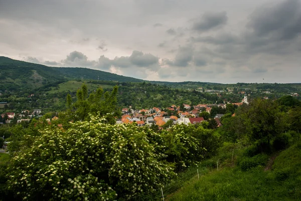 BRATISLAVA, ESLOVÁQUIA: Bela paisagem com colinas, árvores, prados e casas de aldeia perto da fortaleza - Castelo de Devin — Fotografia de Stock