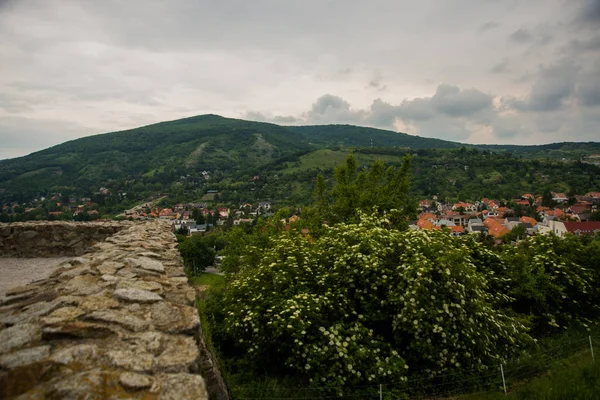 BRATISLAVA, ESLOVÁQUIA: Bela paisagem com colinas, árvores, prados e casas de aldeia perto da fortaleza - Castelo de Devin — Fotografia de Stock