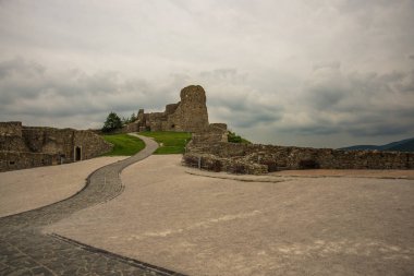 Bratislava, Slovakya: Eski bir kale ile güzel manzara. Slovakya'da Bratislava yakınlarındaki Devin Kalesi kalıntıları