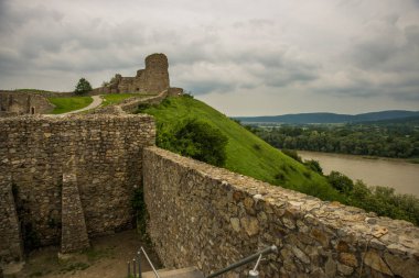 Bratislava, Slovakya: Eski bir kale ile güzel manzara. Slovakya'da Bratislava yakınlarındaki Devin Kalesi kalıntıları