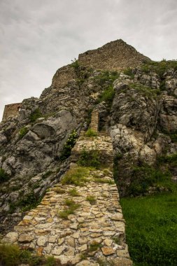 Bratislava, Slovakya: Eski bir kale ile güzel manzara. Slovakya'da Bratislava yakınlarındaki Devin Kalesi kalıntıları