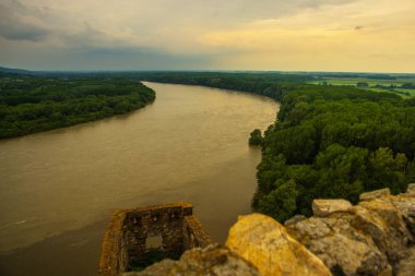 Tuna, Bratislava, Slovakya: Devin kalesi, mountais ve Tuna nehri ile güzel manzara.