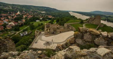 Bratislava, Slovakya: Eski bir kale ile güzel manzara. Slovakya'da Bratislava yakınlarındaki Devin Kalesi kalıntıları