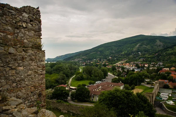 Bratysława, Słowacja: piękny krajobraz z wzgórzami, drzewami, łąkami i domami w pobliżu twierdzy-zamek Devin — Zdjęcie stockowe