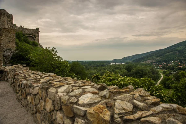 ブラチスラバ、スロバキア:古い要塞と美しい風景。スロバキアのブラチスラバ近くのデビン城跡 — ストック写真
