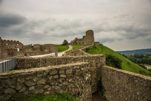 BRATISLAVA, ESLOVAQUIA: Hermoso paisaje con una antigua fortaleza. Las ruinas del castillo de Devin cerca de Bratislava en Eslovaquia —  Fotos de Stock