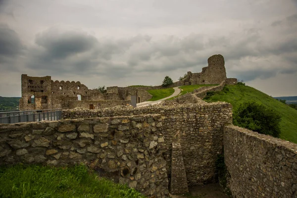 BRATISLAVA, ESLOVAQUIA: Hermoso paisaje con una antigua fortaleza. Las ruinas del castillo de Devin cerca de Bratislava en Eslovaquia —  Fotos de Stock