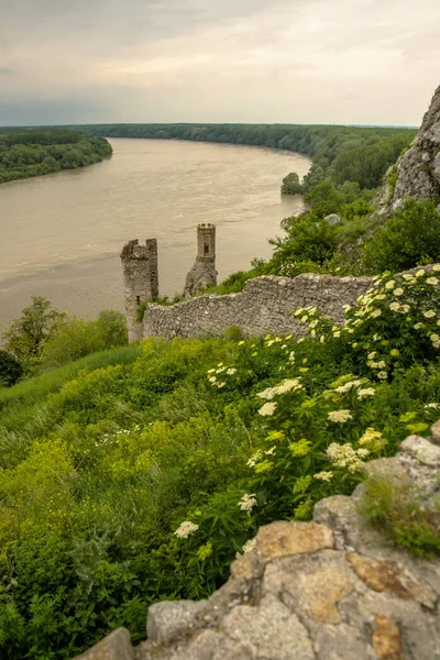 BRATISLAVA, ESLOVAQUIA: Hermoso paisaje con castillo de Devin, mountais y río Danubio . —  Fotos de Stock