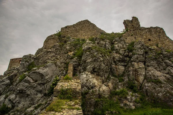 BRATISLAVA, ESLOVAQUIA: Hermoso paisaje con una antigua fortaleza. Las ruinas del castillo de Devin cerca de Bratislava en Eslovaquia — Foto de Stock