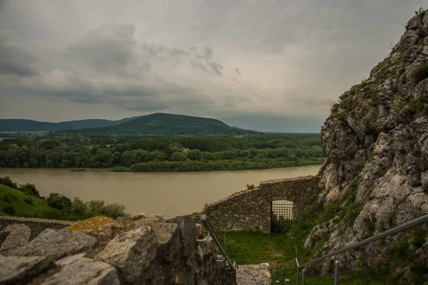 Bratislava, Slovensko: krásná krajina s hradem Devin, mountais a řekou Dunaj. — Stock fotografie