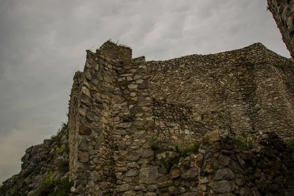 BRATISLAVA, ESLOVAQUIA: Hermoso paisaje con una antigua fortaleza. Las ruinas del castillo de Devin cerca de Bratislava en Eslovaquia —  Fotos de Stock