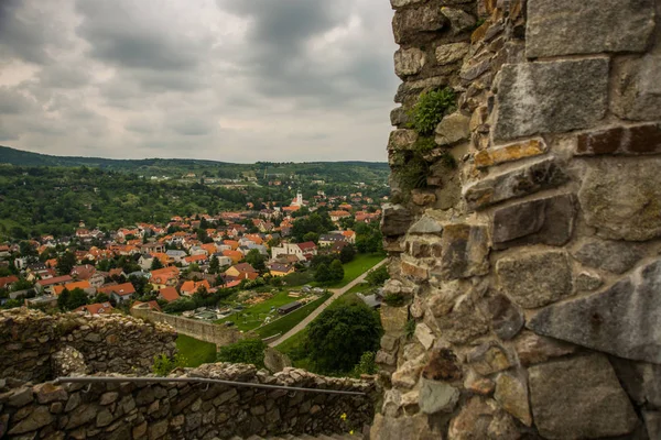 BRATISLAVA, ESLOVAQUIA: Hermoso paisaje con colinas, árboles, prados y casas de pueblo cerca de la fortaleza- Castillo de Devin — Foto de Stock