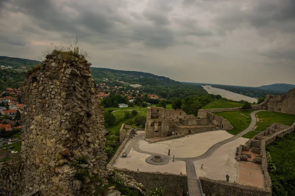 BRATISLAVA, ESLOVAQUIA: Hermoso paisaje con una antigua fortaleza. Las ruinas del castillo de Devin cerca de Bratislava en Eslovaquia —  Fotos de Stock