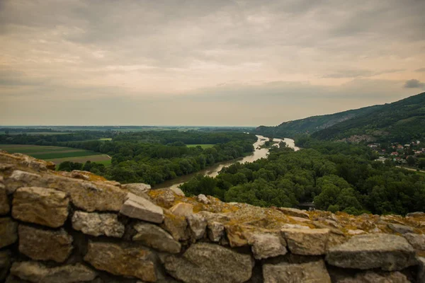 BRATISLAVA, ESLOVAQUIA: Hermoso paisaje con castillo de Devin, mountais y río Danubio . —  Fotos de Stock