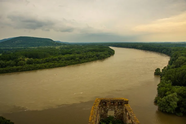 DANUBE, BRATISLAVA, ESLOVAQUIA: Hermoso paisaje con castillo de Devin, mountais y río Danubio . —  Fotos de Stock