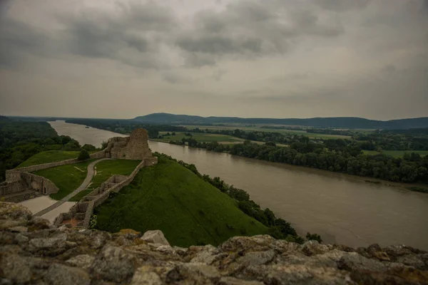 Dunaj, Bratislava, Slovensko: krásná krajina s hradem Devin, mountais a řekou Dunaj. — Stock fotografie