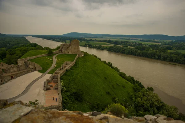 ドナウ川、ブラチスラバ、スロバキア:デビン城、マウント、ドナウ川の美しい風景. — ストック写真