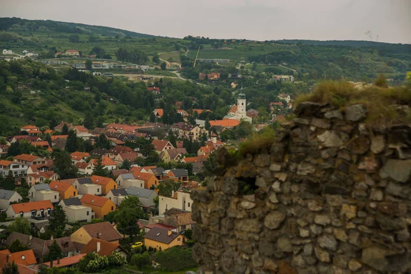 BRATISLAVA, ESLOVÁQUIA: Bela paisagem com colinas, árvores, prados e casas de aldeia perto da fortaleza - Castelo de Devin — Fotografia de Stock