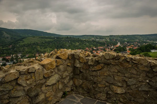 ブラチスラバ、スロバキア : スロバキアのブラチスラバ近くのデビン城の遺跡 — ストック写真