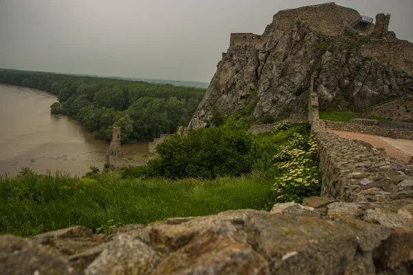 斯洛伐克布拉迪斯拉发 ：斯洛伐克布拉迪斯拉发附近的德文城堡废墟 — 图库照片