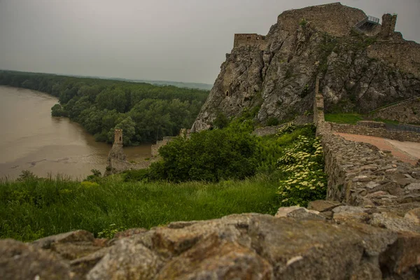 Bratislava, Slovensko: rozvaliny hradu Devin nedaleko Bratislavy na Slovensku — Stock fotografie