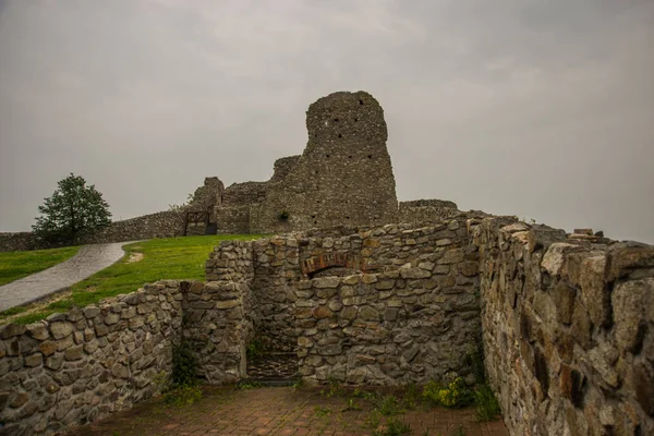 BRATISLAVA, ESLOVÁQUIA: As ruínas do Castelo de Devin perto de Bratislava, na Eslováquia — Fotografia de Stock