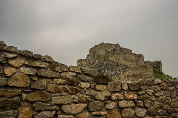 BRATISLAVA, ESLOVAQUIA: Las ruinas del castillo de Devin cerca de Bratislava en Eslovaquia — Foto de Stock