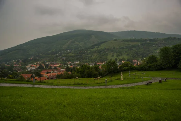 BRATISLAVA, ESLOVÁQUIA: Bela paisagem com colinas, árvores, prados e casas de aldeia perto da fortaleza - Castelo de Devin — Fotografia de Stock