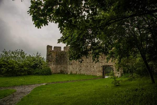 BRATISLAVA, ESLOVAQUIA: Las ruinas del castillo de Devin cerca de Bratislava en Eslovaquia —  Fotos de Stock