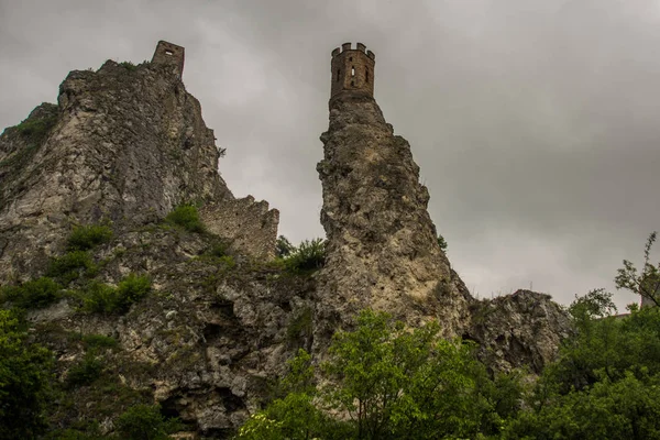 BRATISLAVA, ESLOVAQUIA: Las ruinas del castillo de Devin cerca de Bratislava en Eslovaquia — Foto de Stock