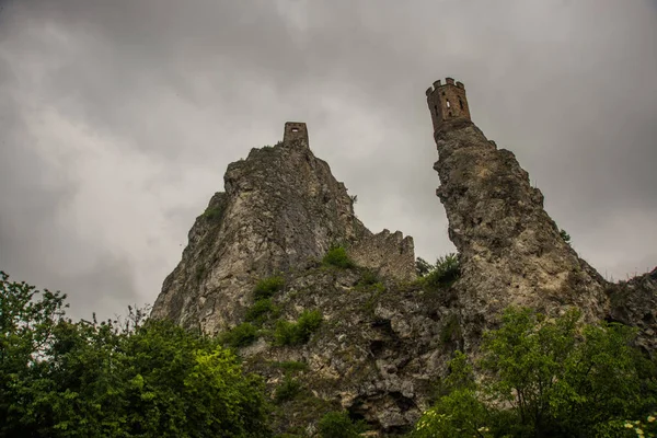 BRATISLAVA, ESLOVAQUIA: Las ruinas del castillo de Devin cerca de Bratislava en Eslovaquia —  Fotos de Stock