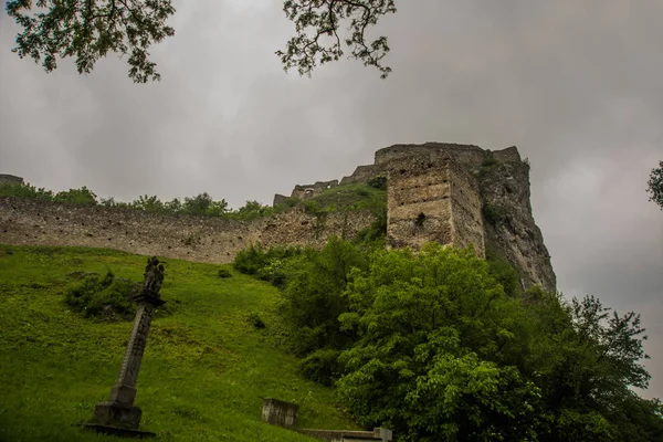 Bratislava, Slovensko: rozvaliny hradu Devin nedaleko Bratislavy na Slovensku — Stock fotografie