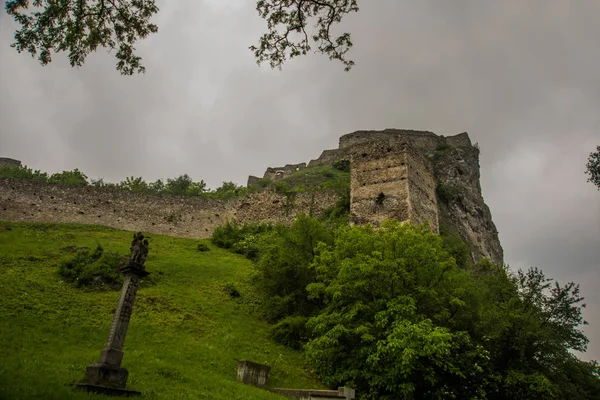 BRATISLAVA, ESLOVAQUIA: Las ruinas del castillo de Devin cerca de Bratislava en Eslovaquia —  Fotos de Stock