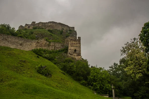 Bratislava, Slowakije: de ruïnes van het kasteel van Devin in de buurt van Bratislava in Slowakije — Stockfoto