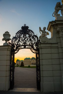 Viyana, Avusturya: Viyana'daki Güzel Saray ve Park topluluğuna giriş. Belvedere Sarayı yakınındaki park.